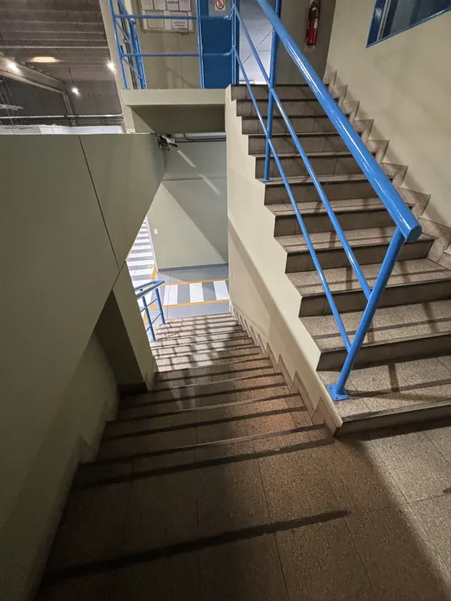Escalera con barandas azules recién pintadas