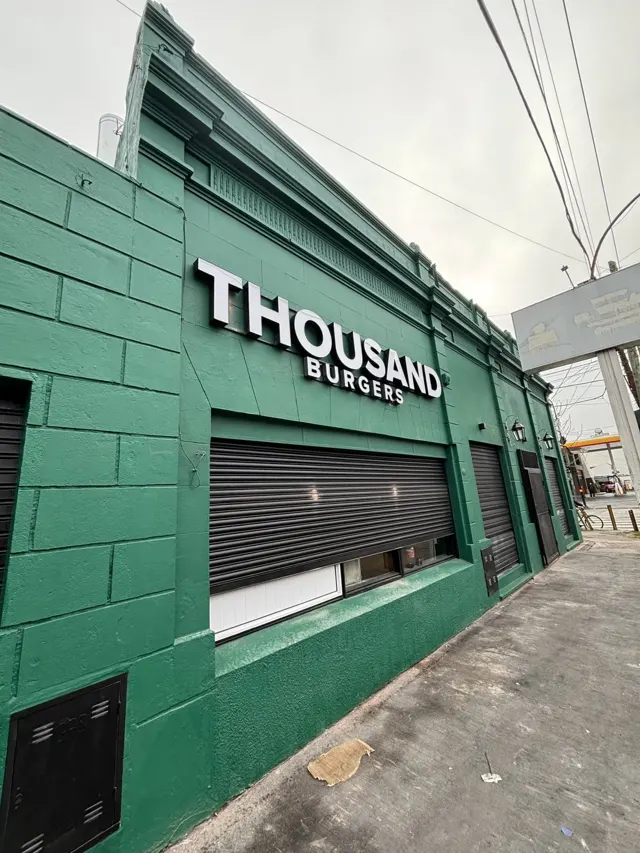 Frente de local comercial terminado en verde después de la pintura