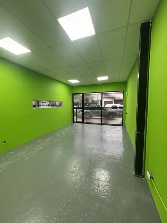 Local comercial terminado con paredes verdes y cielorraso nuevo